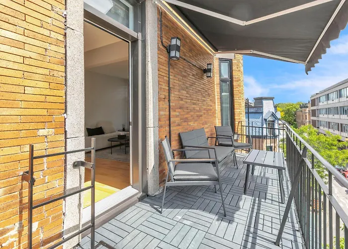 Eat, Explore & Enjoy Downtown Montreal At This Sleek City Escape Located In Plateau Mont-Royal - Apt 4