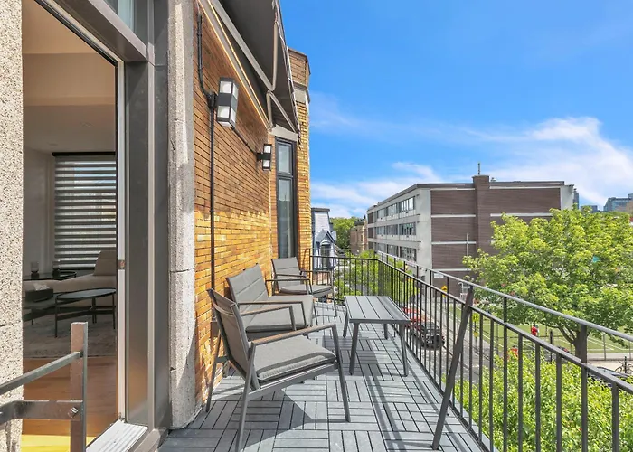 Eat, Explore & Enjoy Downtown Montreal At This Sleek City Escape Located In Plateau Mont-Royal - Apt 4