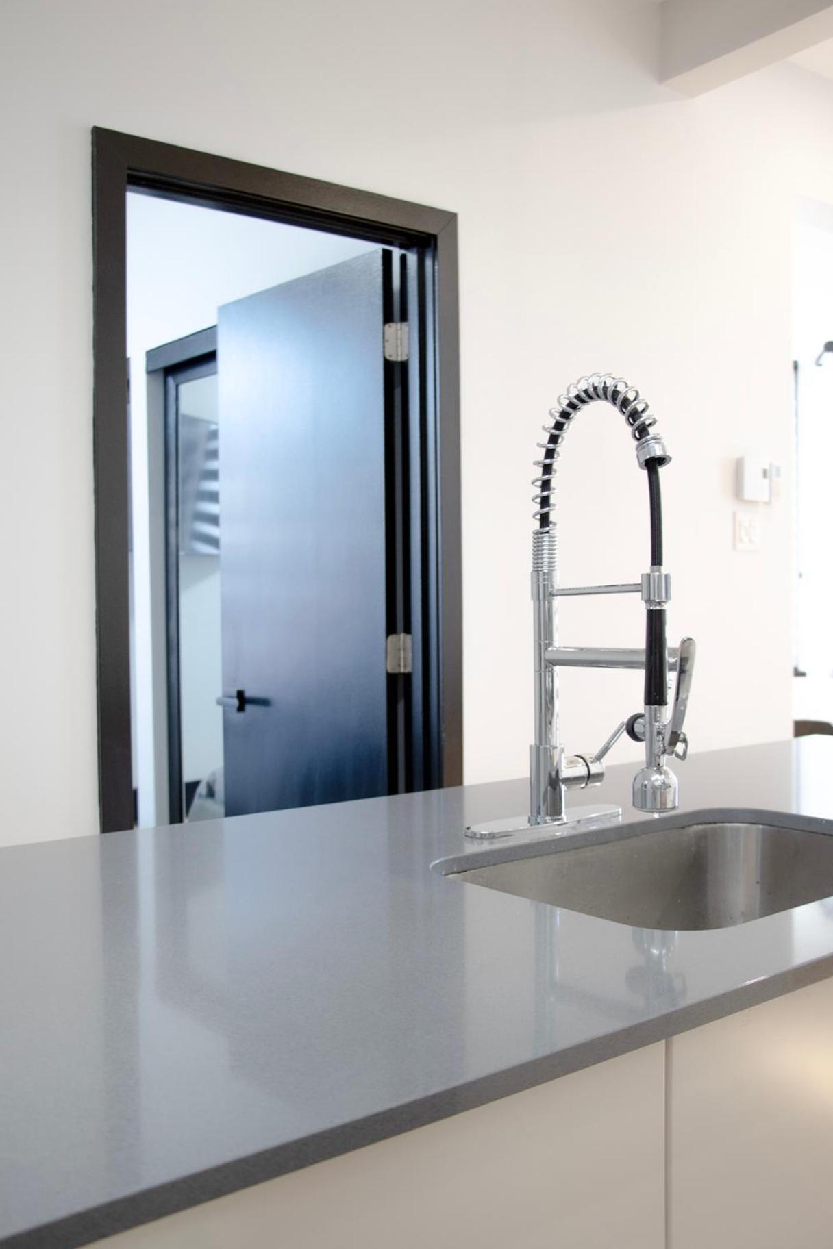 Eat, Explore & Enjoy Downtown At Sleek Escape Located In Plateau Mont-royal - 4 *