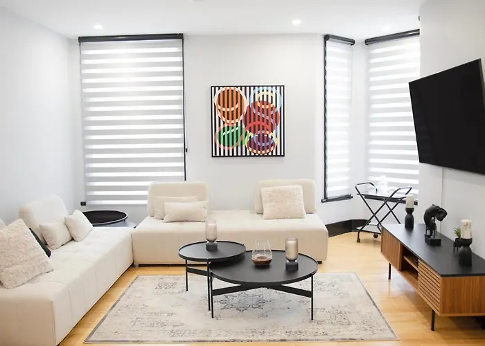 Eat, Explore & Enjoy Downtown Montreal At This Sleek City Escape Located In Plateau Mont-Royal - Apt 4