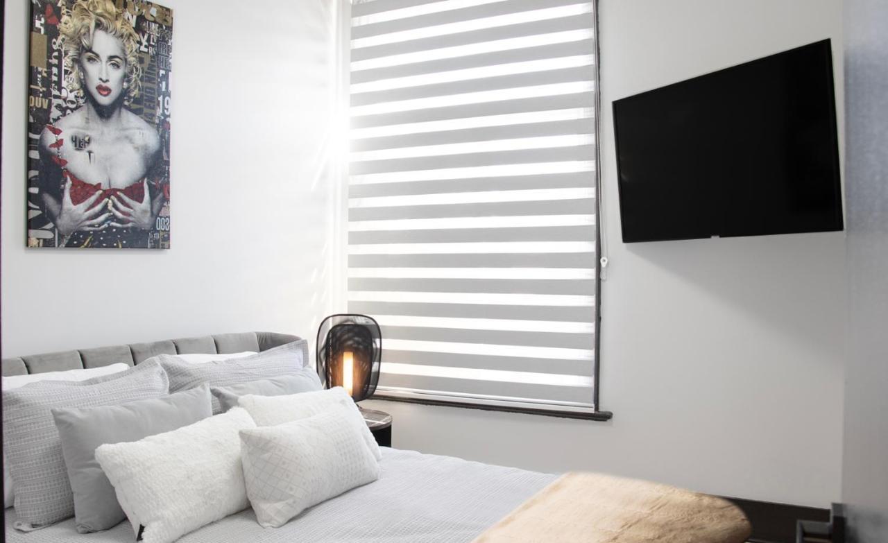 Eat, Explore & Enjoy Downtown At Sleek Escape Located In Plateau Mont-royal - 4 Montreal