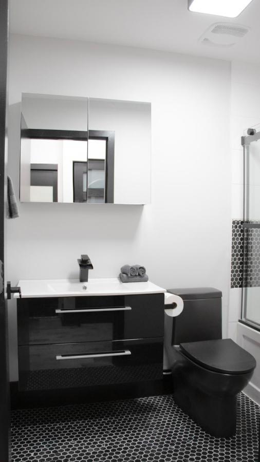 Apartment Eat, Explore & Enjoy Downtown At Sleek Escape Located In Plateau Mont-royal - 4 *