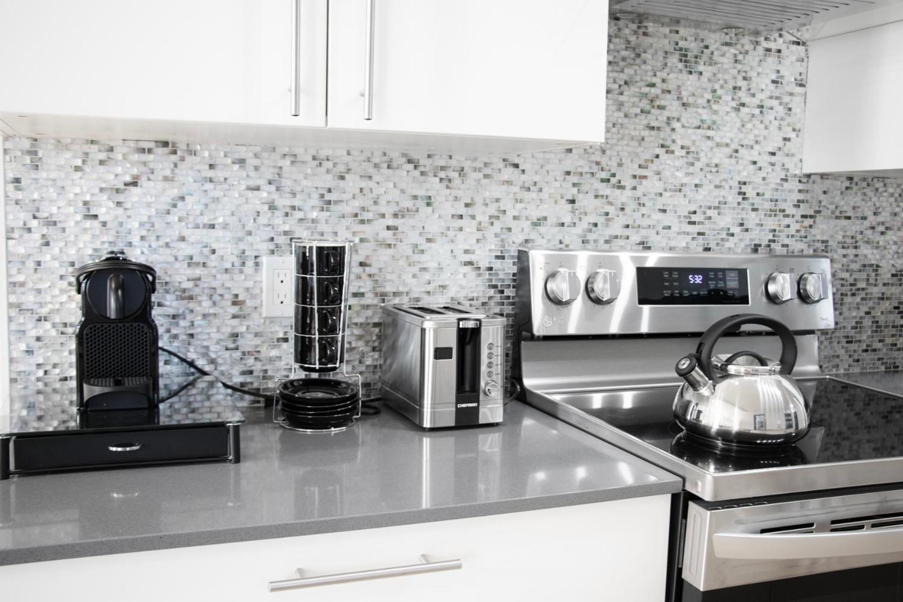 Eat, Explore & Enjoy Downtown At Sleek Escape Located In Plateau Mont-royal - 4 Apartment *